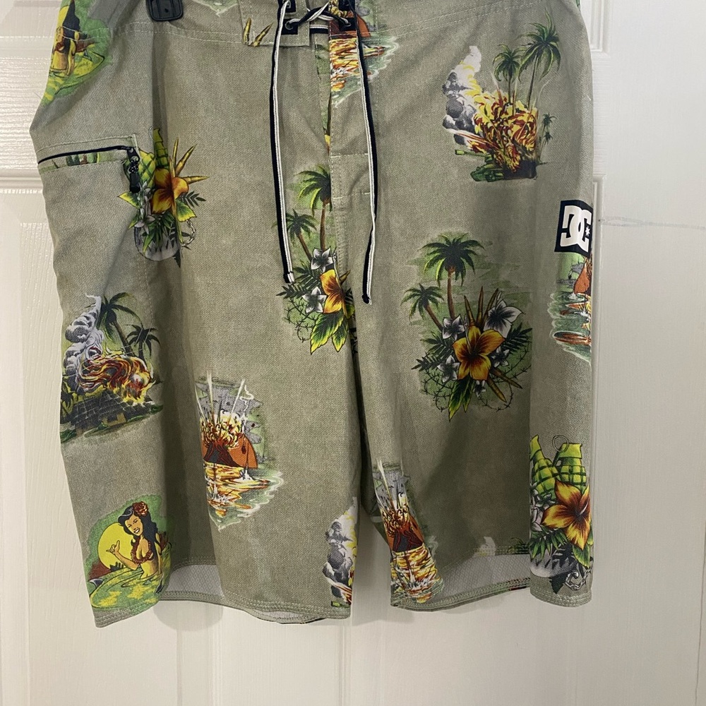 DC Men's Tropical Print Board Shorts, size 34